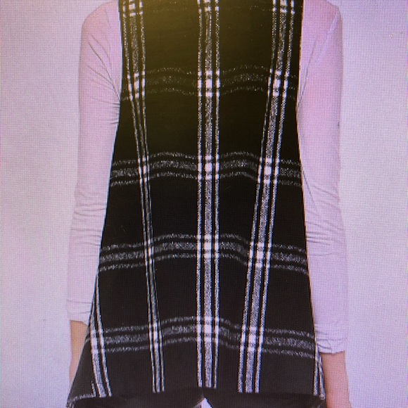 Black and white vest. - Picture 4 of 5